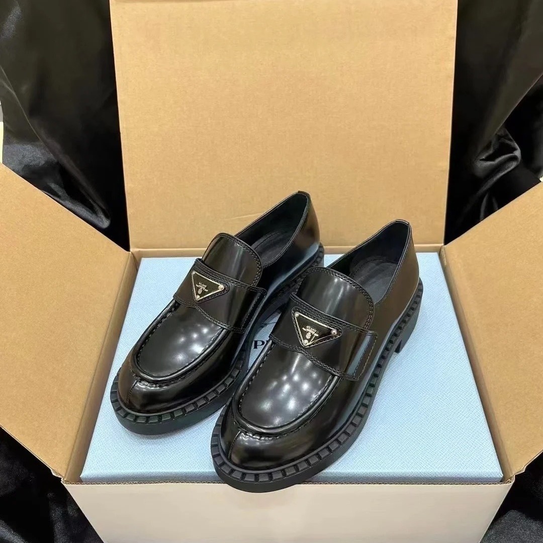 The top version of P's triangular logo loafers for women's spring and summer is a new British college style, featuring a thick genuine leather soled pocket shoe details Picture