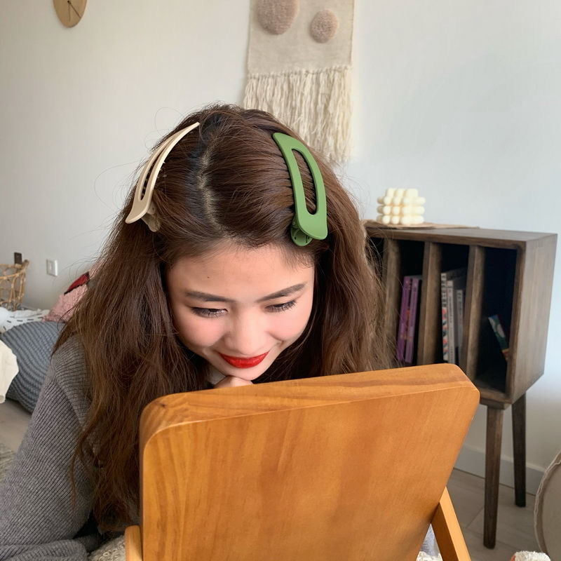 Large Hair Clip Forehead Bangs Clip Makeup Face Wash Broken Hair Side Clip Headwear Seamless Hair Clip Duck Beak Clip Women Application Scenario