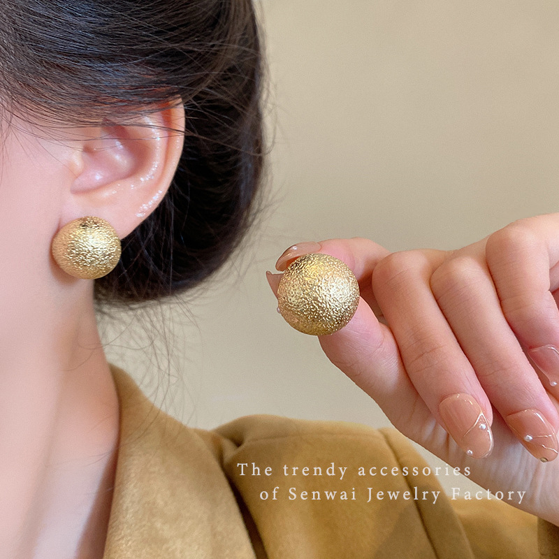 Retro Hong Kong-style golden texture ball earrings, simple and niche, versatile bestseller stud earrings, high-end and elegant earrings for women Specification image