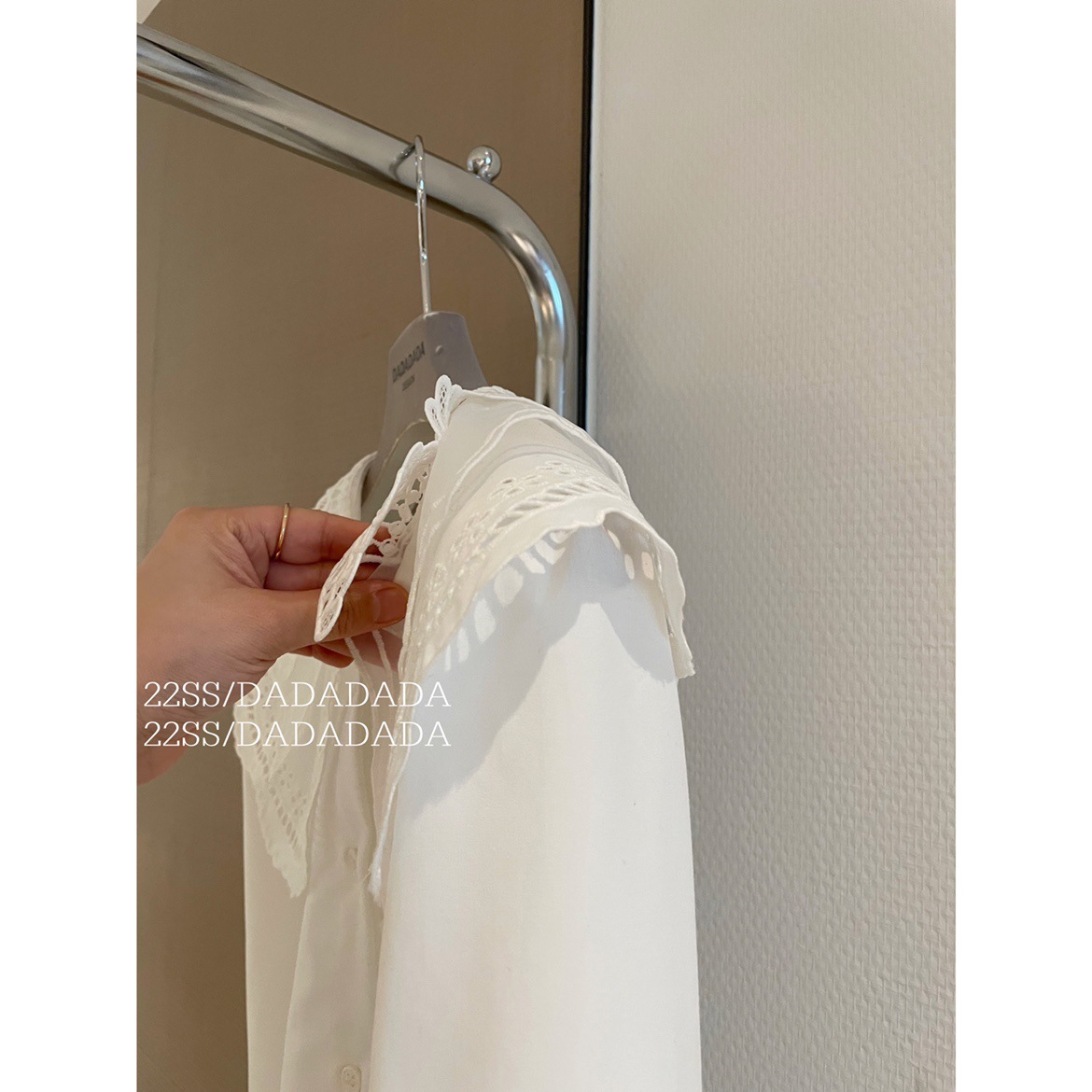 White Doll Collar Shirt Female 2023 Spring And Autumn New French Design Sense Of Small Shirt Hook Flower Lace Collar Blouse details Picture