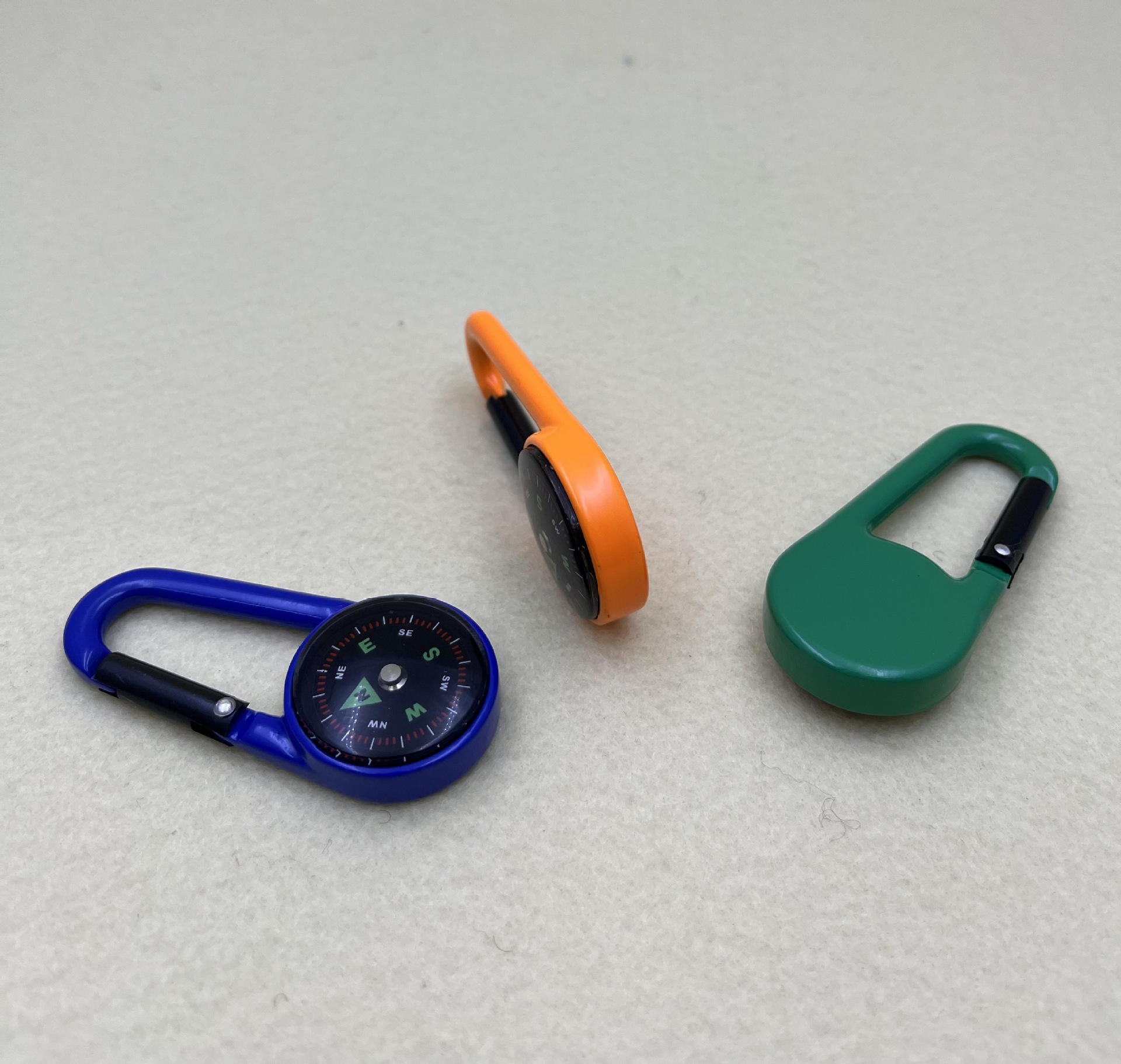 Colorful climbing buckle compass, student gift compass Item Picture