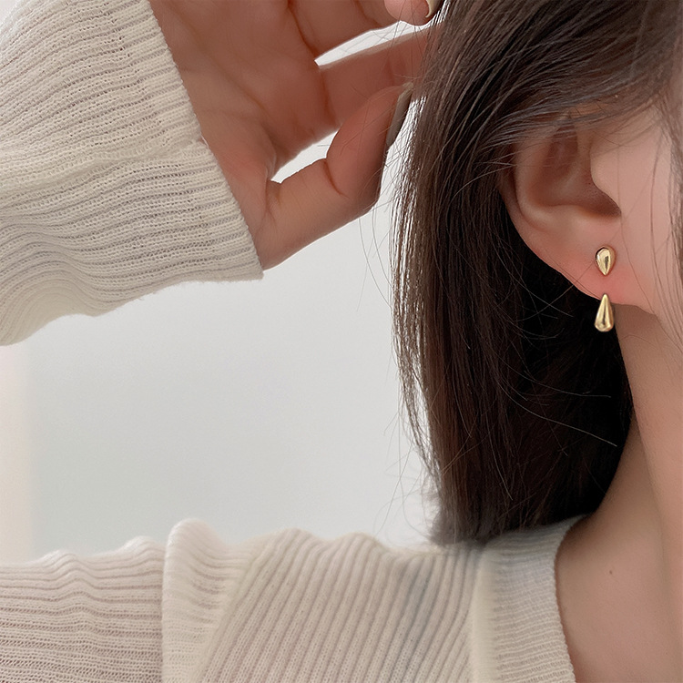 A Pair Of Women Wearing Water Drop Metal Earrings South Korea Simple Everything Temperament Personality Fashion Studs Earrings Cold Wind