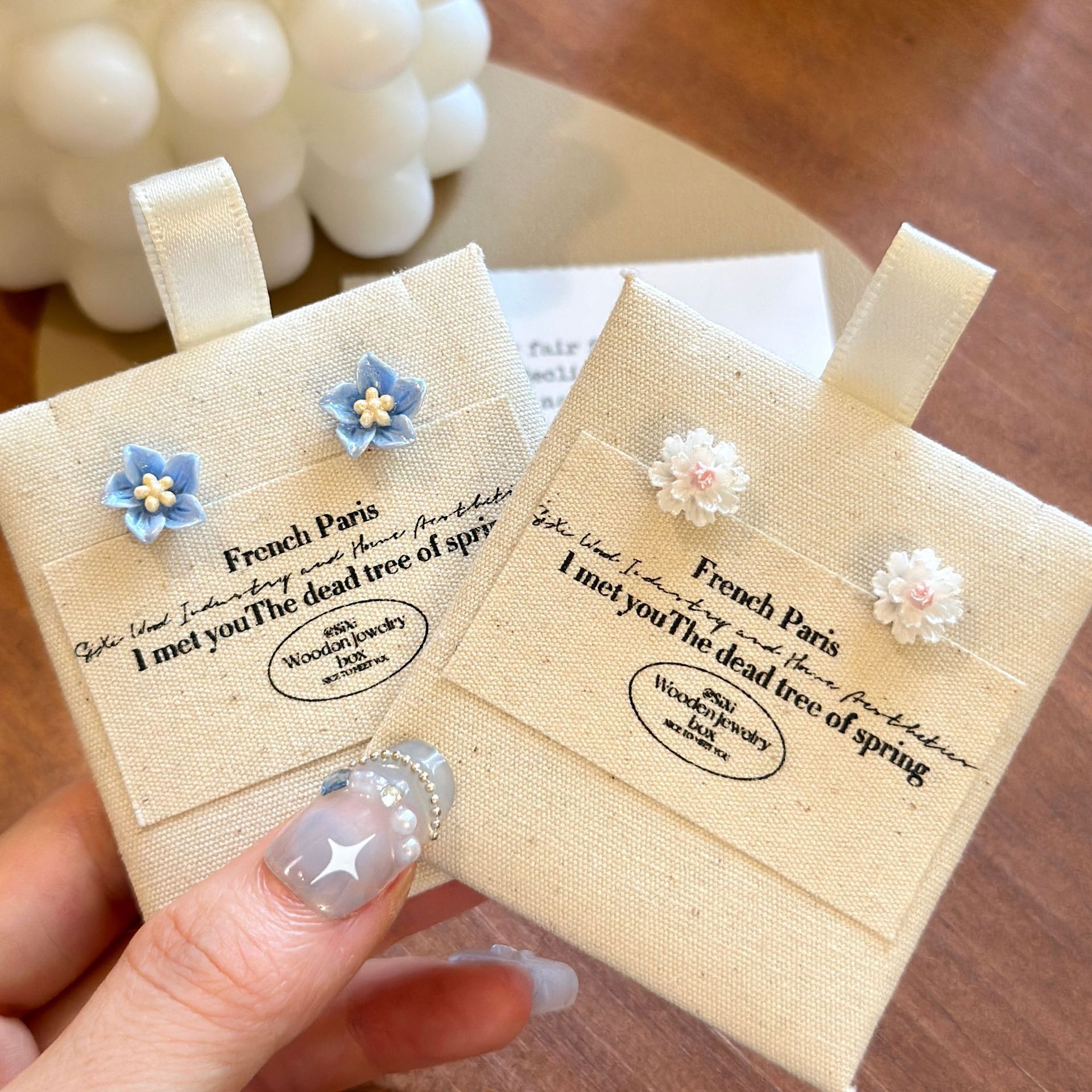 Blue and fresh resin small flower ear studs, sweet and cute new silver needle earrings, earrings, ear clips, mosquito repellent trays from Japan and South Korea Application Scenario