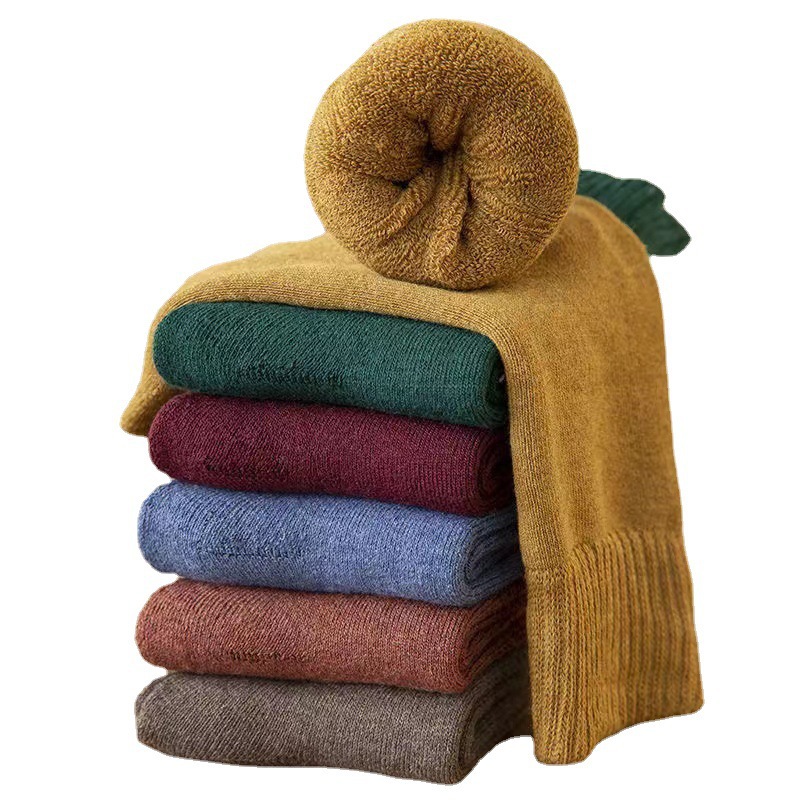 أما الجوارب الشتوية فهي عبارة عن جوارب سميكة ومليئة بالأرضيات المخملية Item Picture