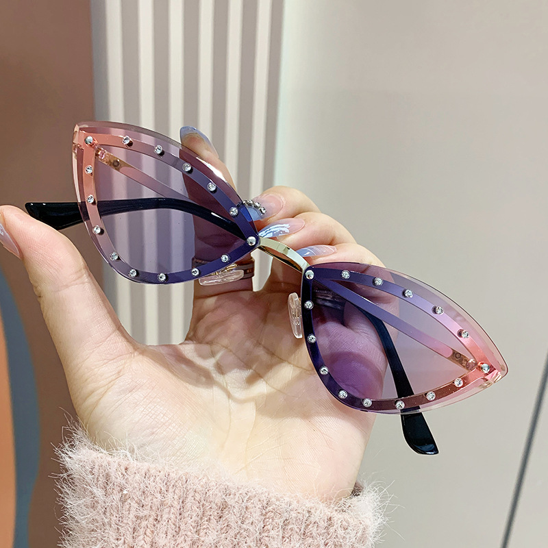 Cross-border diamond-encrusted metal cat sunglasses, European and American style small frame triangular sunglasses, trendy street style fashionable glasses for women details Picture