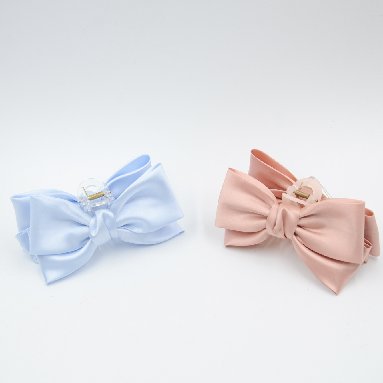 Qiwei Accessories' exclusive cross-border new Spring and summer fabric double-sided double-layer bow grab clip, fashionable and simple hair clip and accessory for women Application Scenario