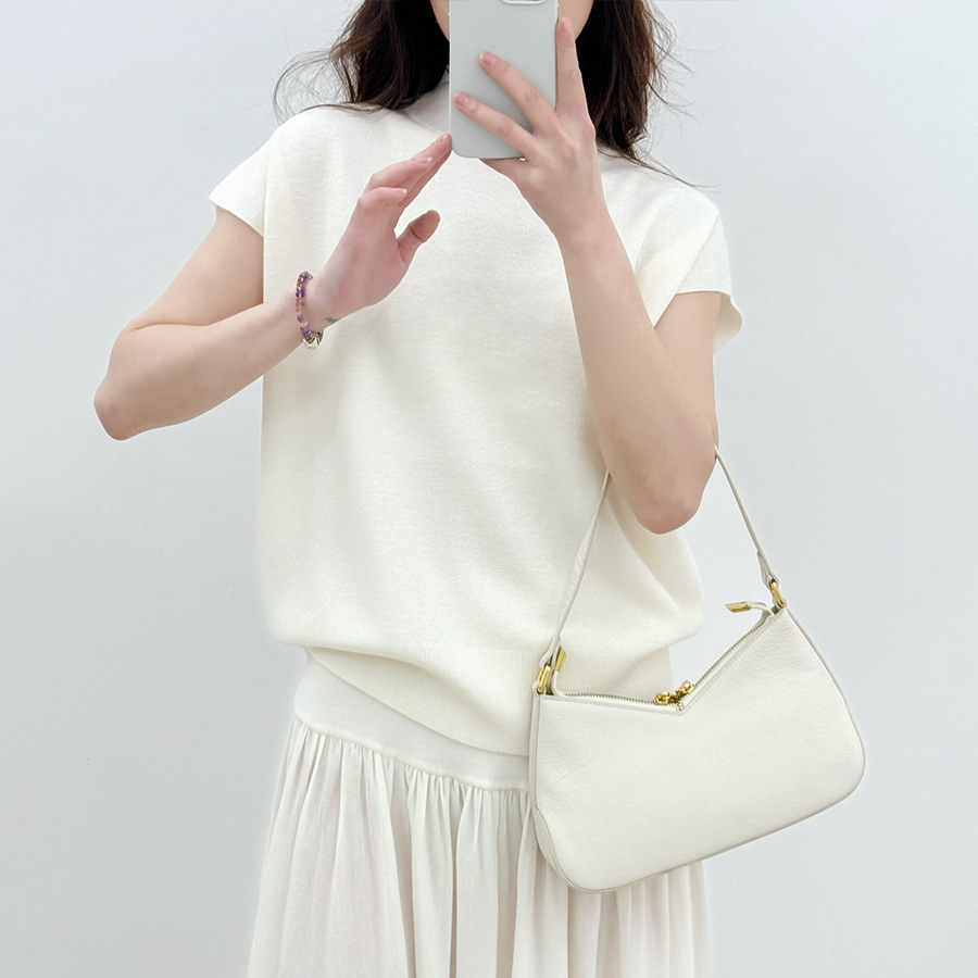 A semi-high-neck mulberry silk short-sleeved women's T-shirt for spring and summer. Wear a knitted top over a fine-spun wool pullover