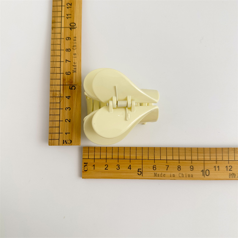 Double Heartbeat Heart Double-layer Acrylic hairpin, Fashionable female OL hairpin, back of the head, shark hairpin in stock Application Scenario