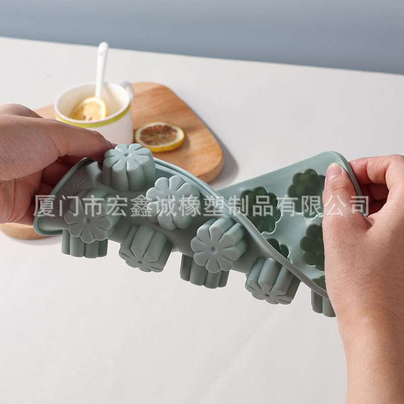 Spot Wholesale 15 Even Smiley Heart Stars Flower Robot Shell Diy Silicone Candy Chocolate Mold Application Scenario