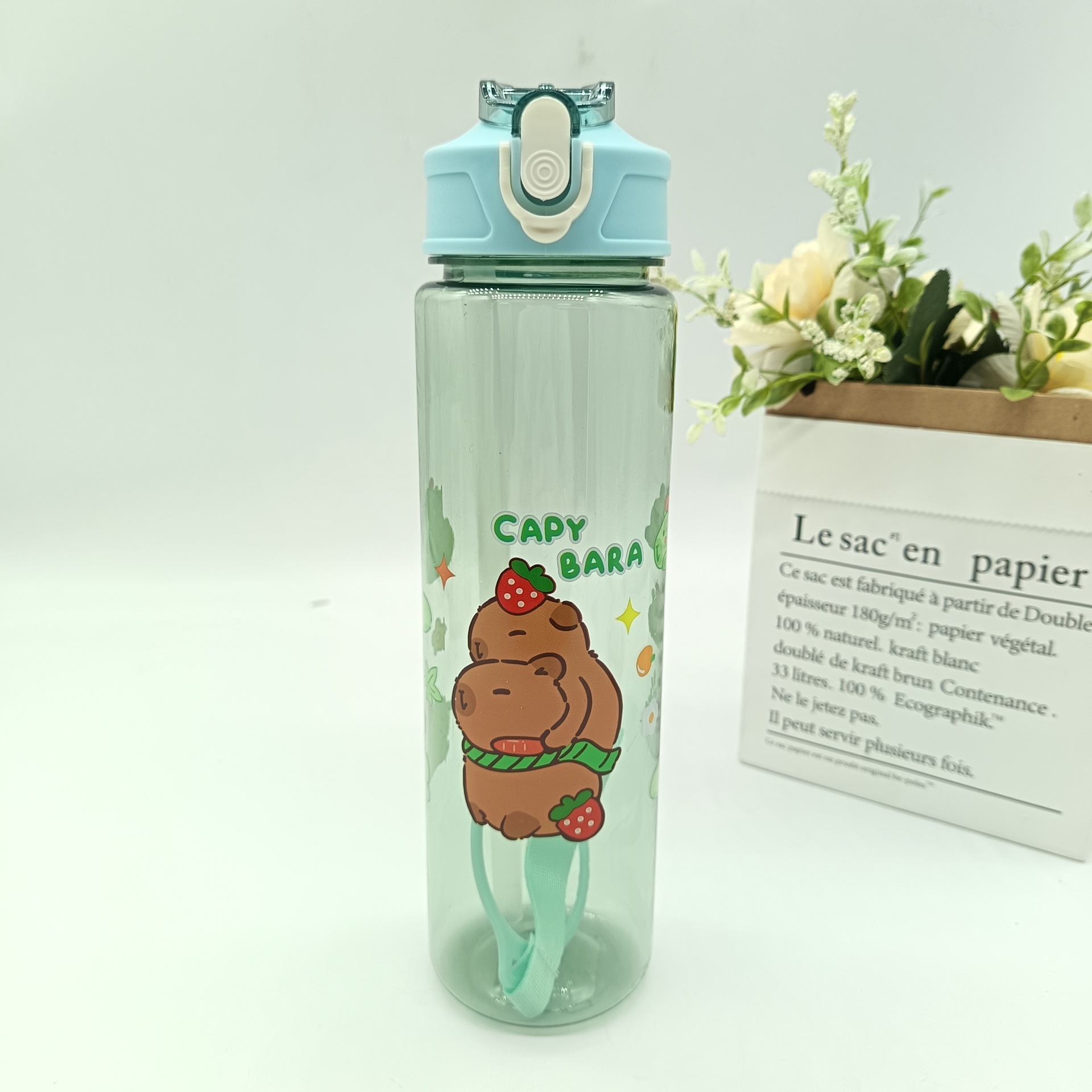 The 900ml transparent Kapibala-patterned children's water cup, student sports water bottle, and portable cup with a handle full figure
