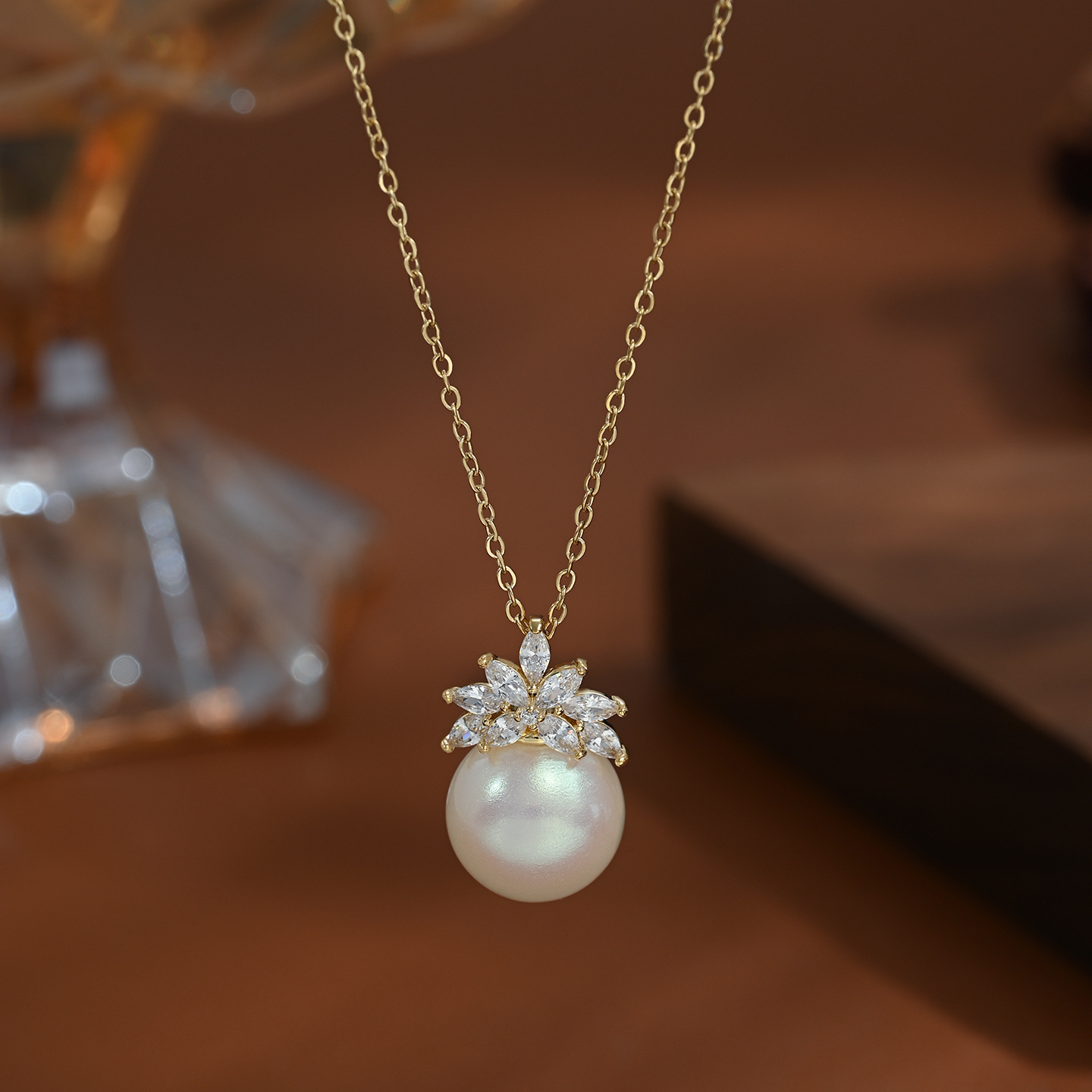 Wholesale of genuine gold electroplated zircon inlaid collarbone chain with a unique design sense for women, retro French pearl crown necklace details Picture