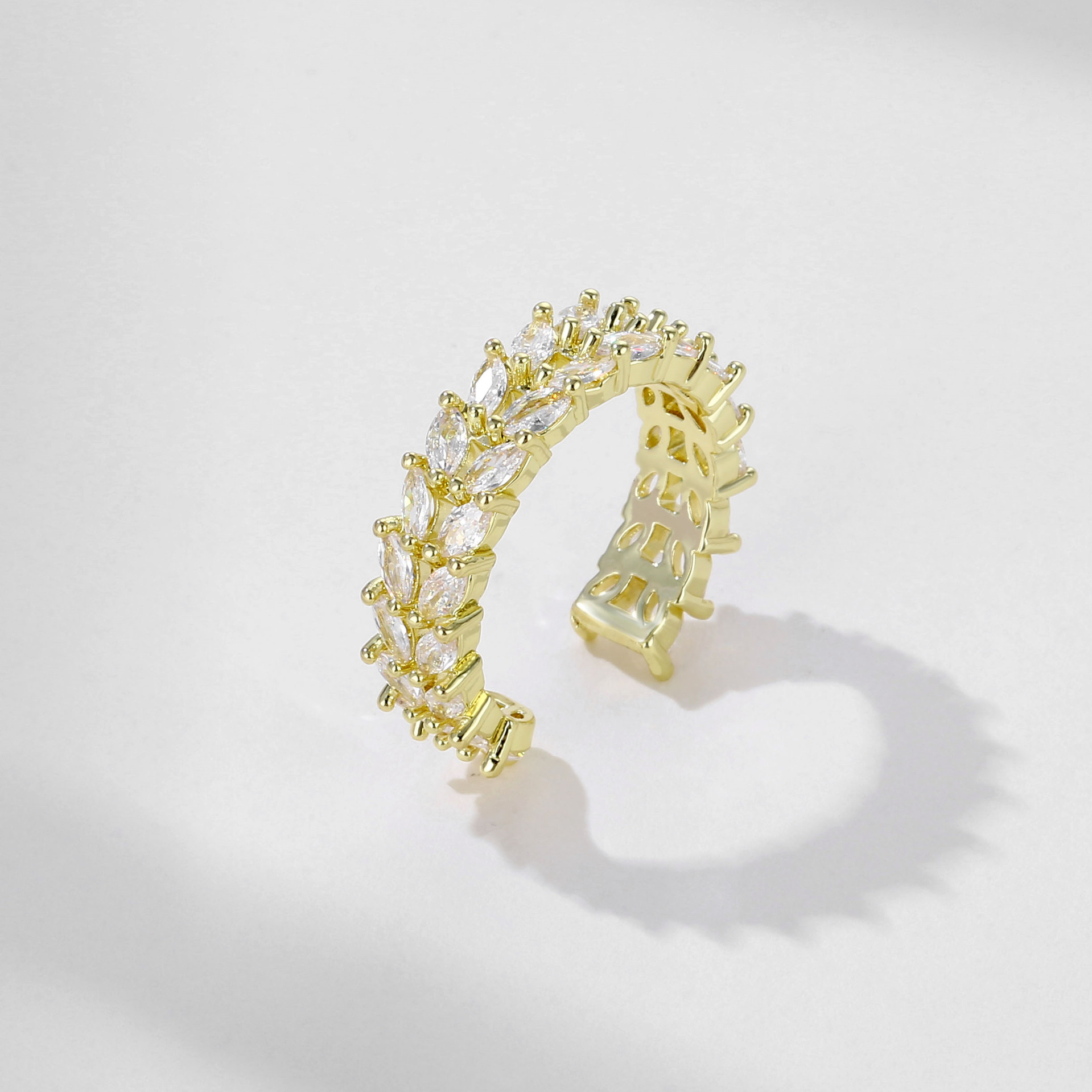 Cartoon bee ring, the same style as the Cassie girl, full diamond zircon pearl open ring, a fashionable and fresh ring that pairs well with other outfits details Picture