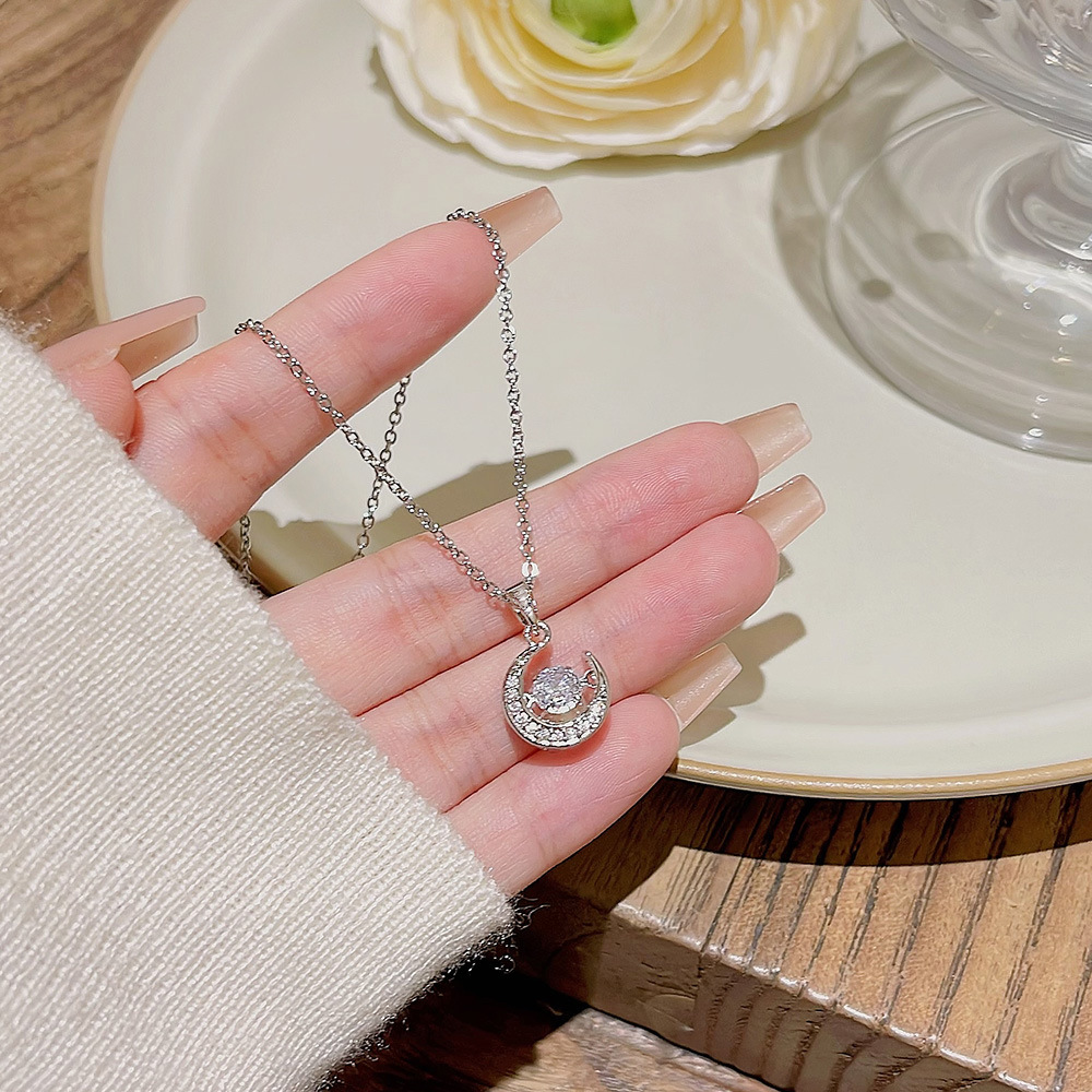 Sweet Superflash Zircon Necklace Female Light Luxury Niche Moon Pendant 2024 New Explosive Beating Heart Clavicle Chain Application Scenario