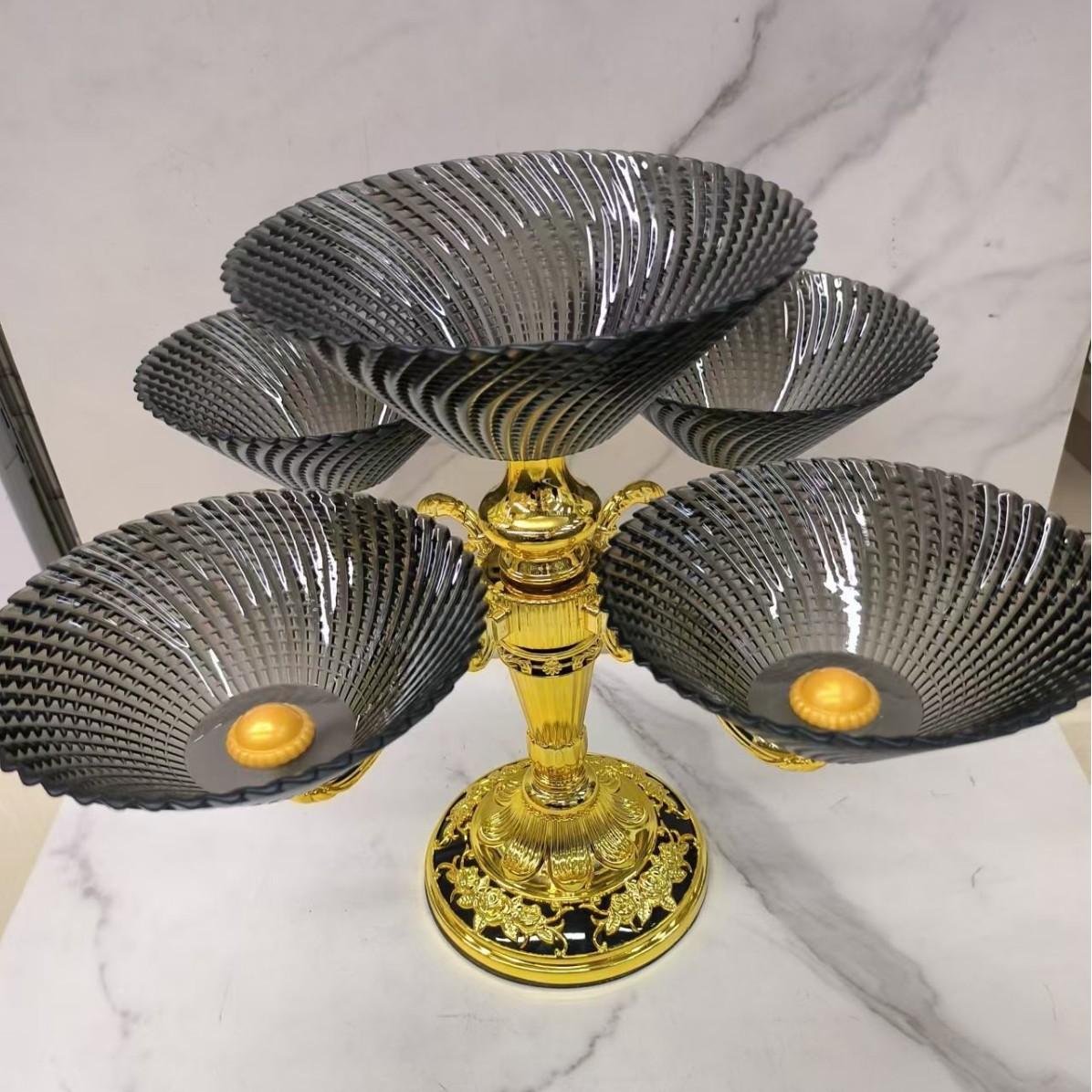 فالبسكويت المتعدد الطبقات من وجبات خفيفة في غرفة الجلوس في لوحة البسكويت الفاخرة الفاخرة Specification image
