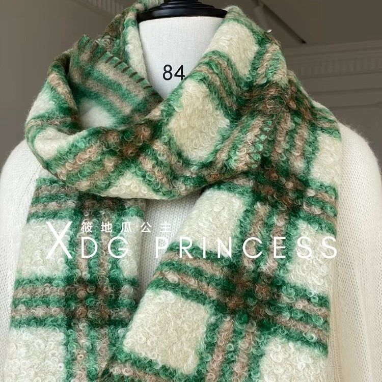 Scotch-style scarf and neck dual-purpose blanket, car blanket, faux lambskin for warmth, multi-purpose, men's and women's styles, versatile and trendy Application Scenario