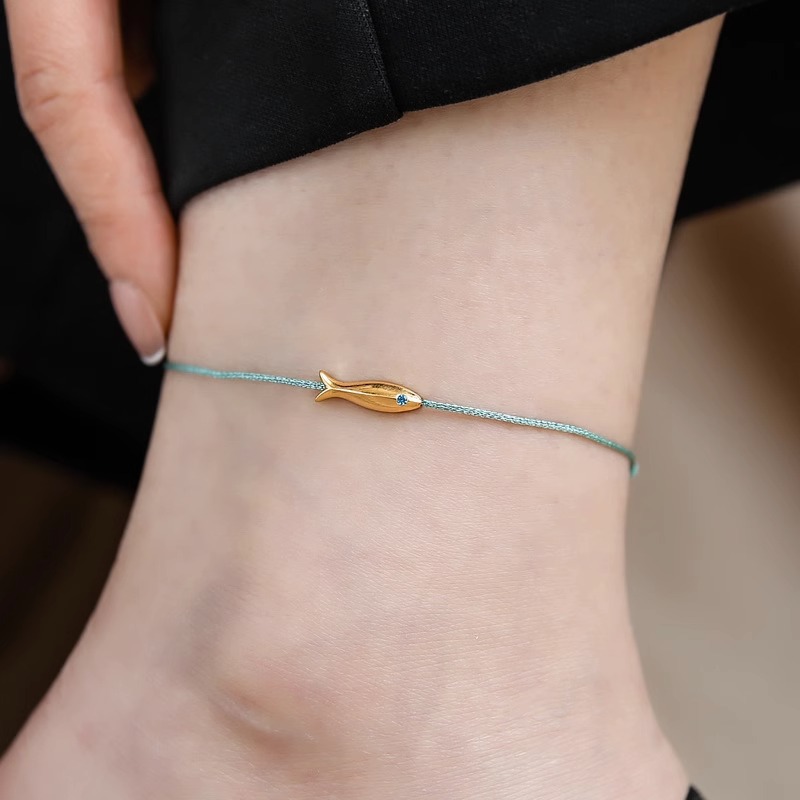 New French niche design, blue silk thread woven, retro golden koi fish, simple and extremely thin ankle chain and ankle rope Application Scenario