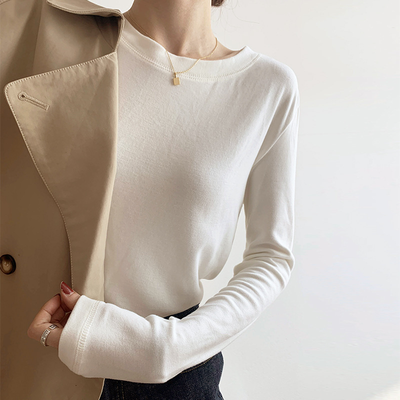 A white German fleece base layer for women, paired with a round-neck, versatile, fitted long-sleeved T-shirt for autumn and winter, and a stylish fleece top