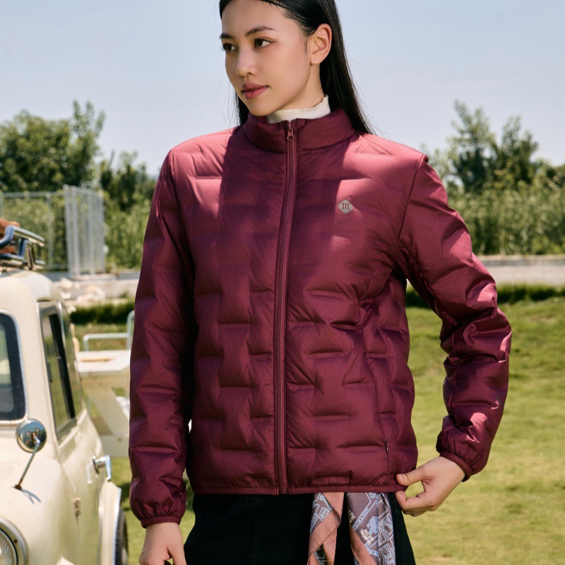 This is a new versatile seamless laminated lightweight down jacket for women in autumn and winter. It is short and can be worn as an outer layer or as an inner layer. The large size is slimming details Picture