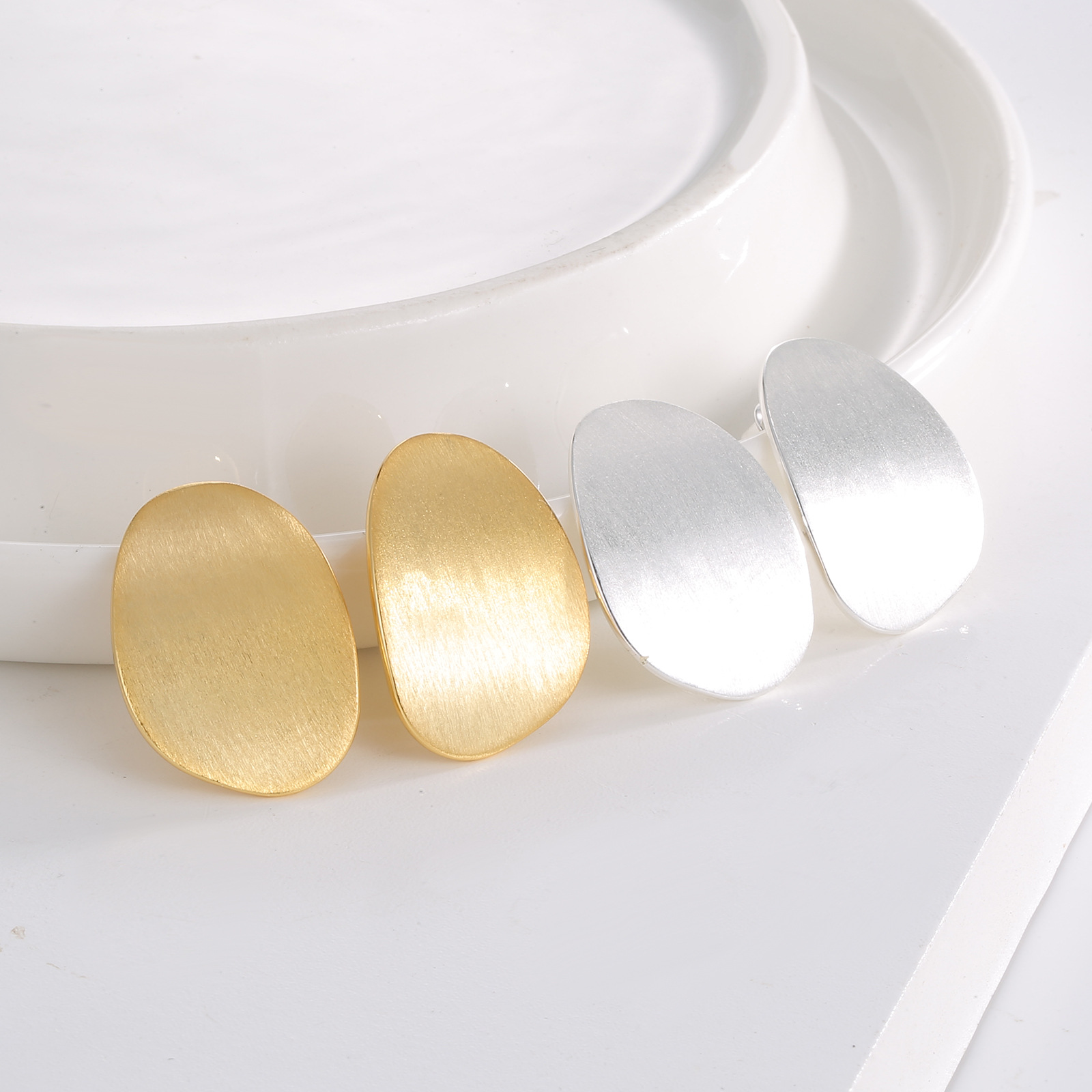 Wholesale of Korean fashionable commuting simple brushed earrings, InS-style earrings and niche design accessories for autumn and winter