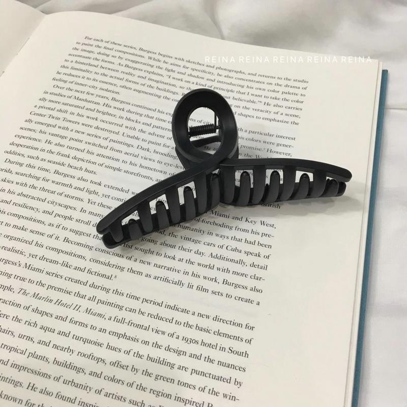 Grab Clip New Korean Internet Celebrity Shark Clip Upscale Medium Style Back Head Bath Hairpin Explosive Ponytail Clip Application Scenario
