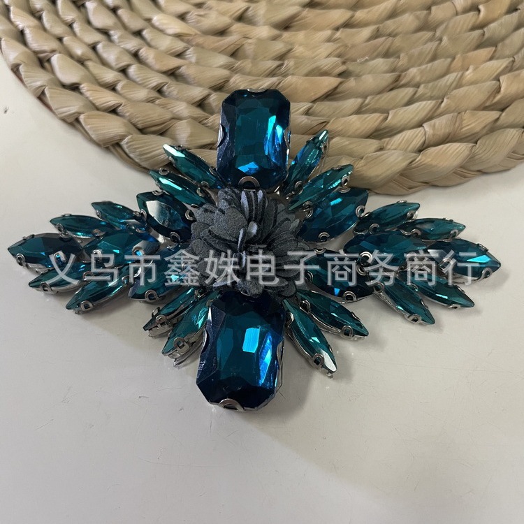 Handmade DIY water drill splicing glass drill diamond-shaped small flower clothing decoration Application Scenario