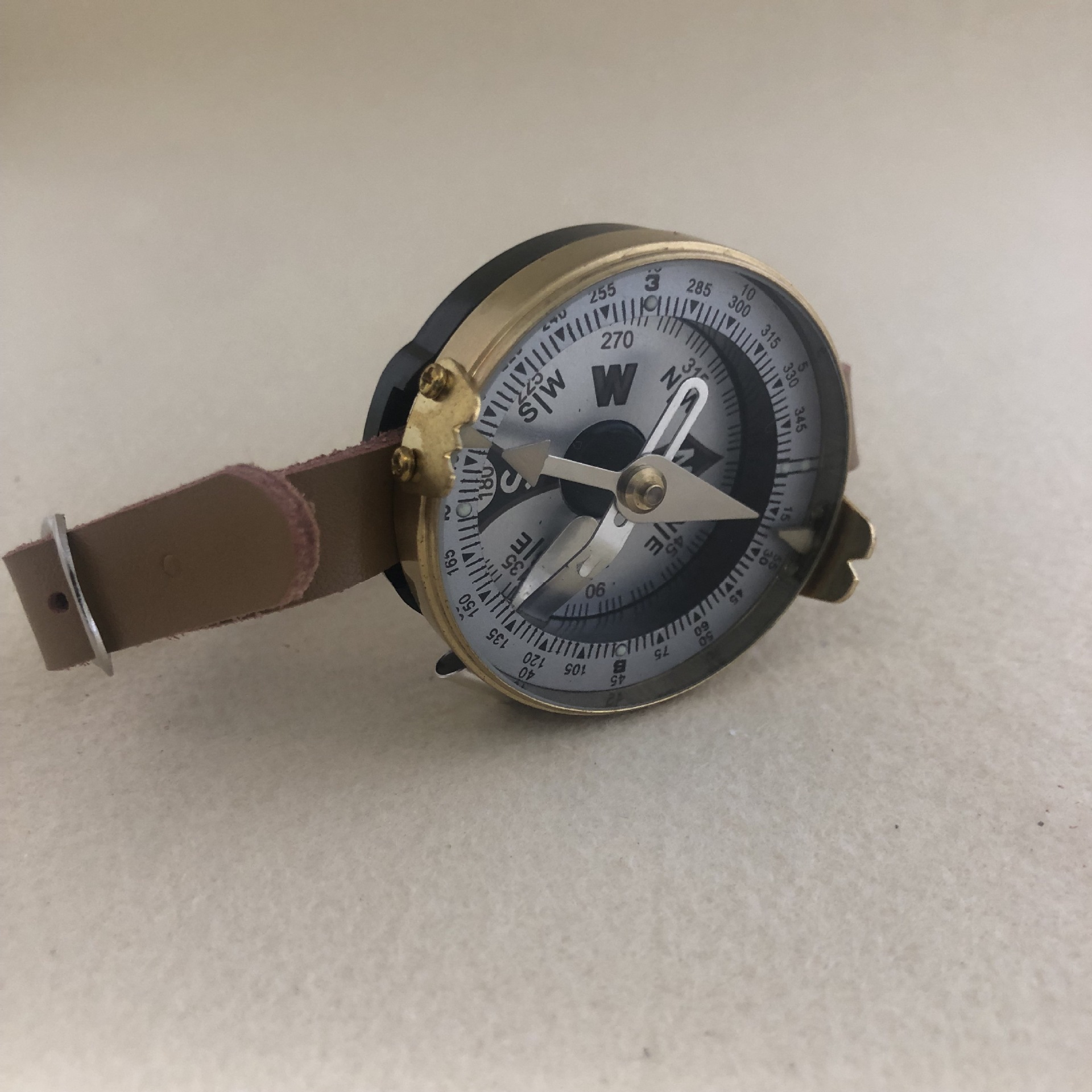 Watch-style Russian luminous compass, compass, metal copper, Soviet compass RS50B Application Scenario