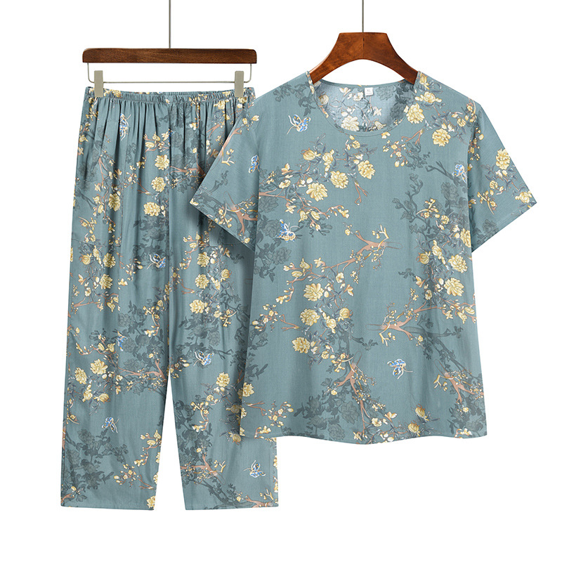 A set of short-sleeved T-shirts for middle-aged and elderly women. It's a loose summer outfit for mothers and a casual two-piece set for grandmothers aged 40 to 60