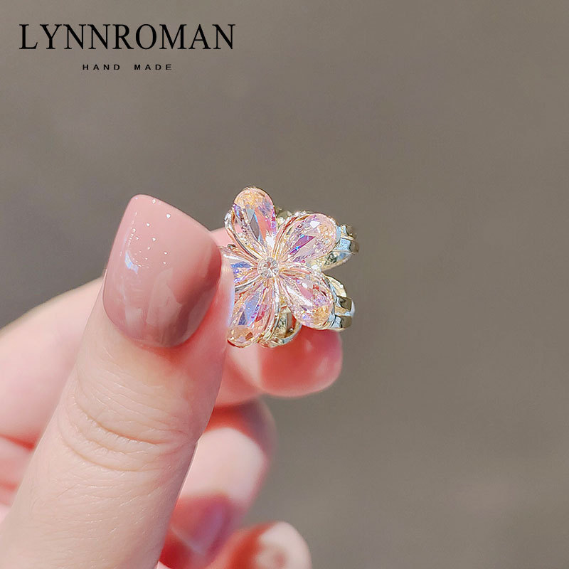 Korean sweet imitation crystal flower hair clips, top clips, girl bangs hair clips, and hair grabbers Application Scenario