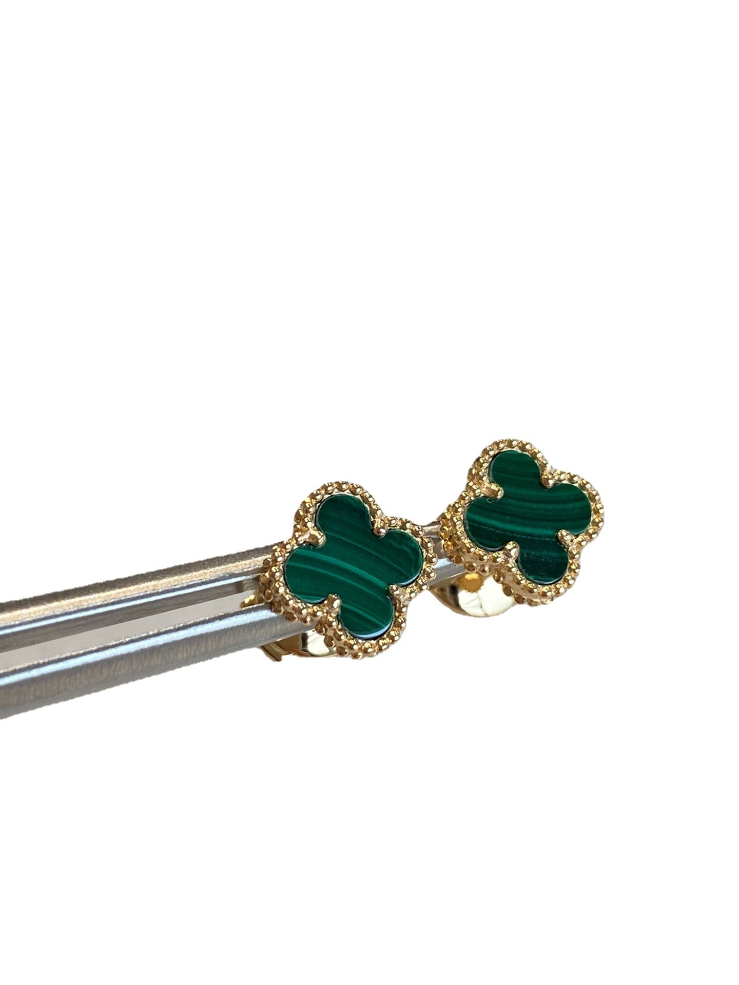 饰品/耳饰/耳钉/珍珠饰品/珍珠耳钉白底实物图