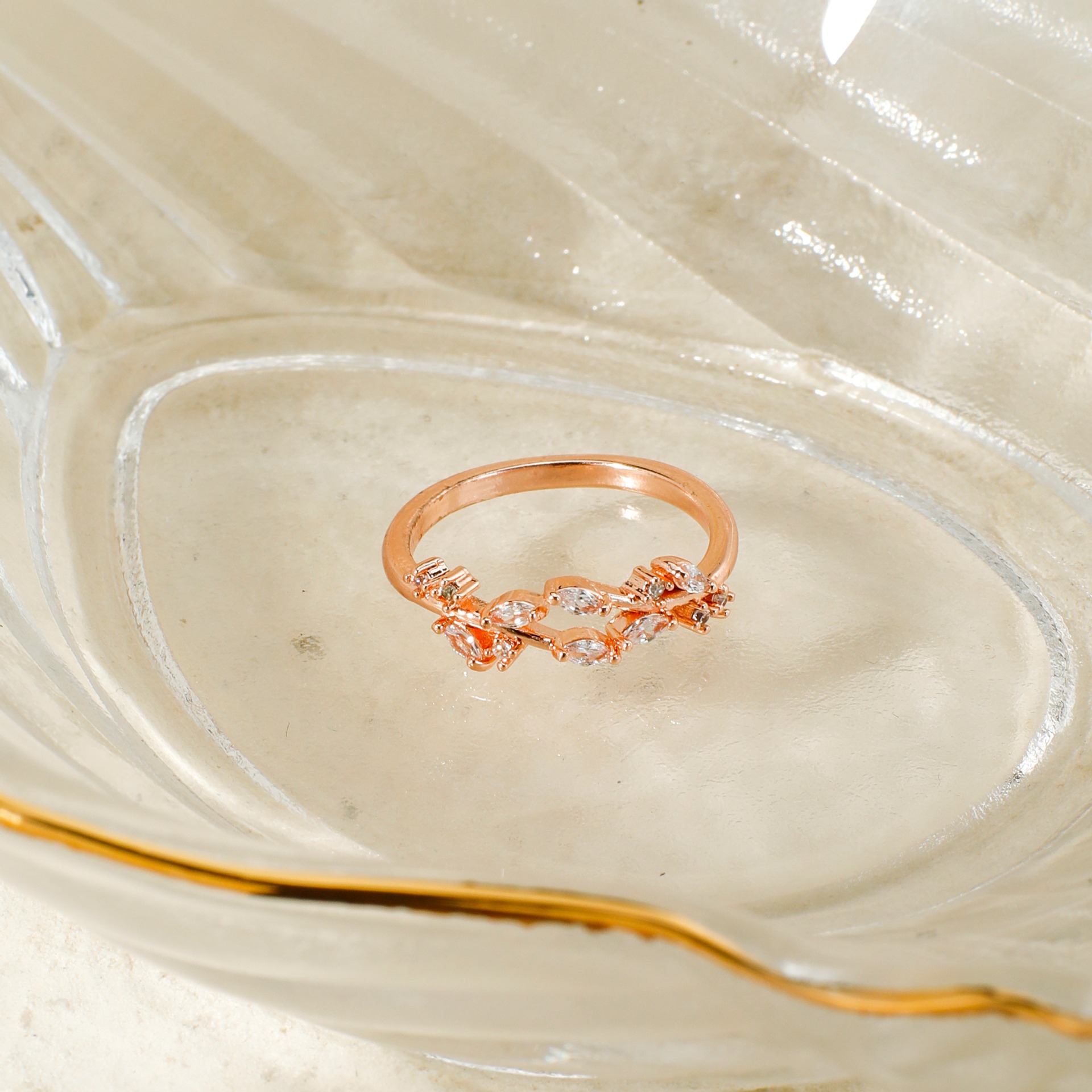 This is a fashionable and unique leaf ring with an adjustable opening, featuring the same style as Shin Min-ah and Lee Jeong-eun