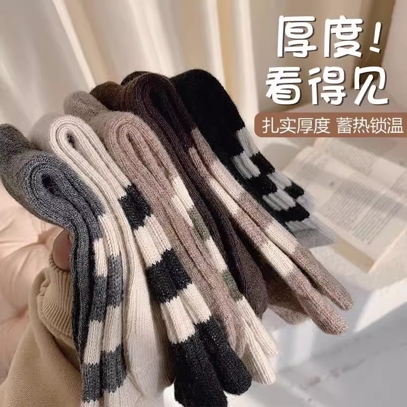 كما أن الجوارب النسائية هي عبارة عن جوارب مرتجلة Item Picture