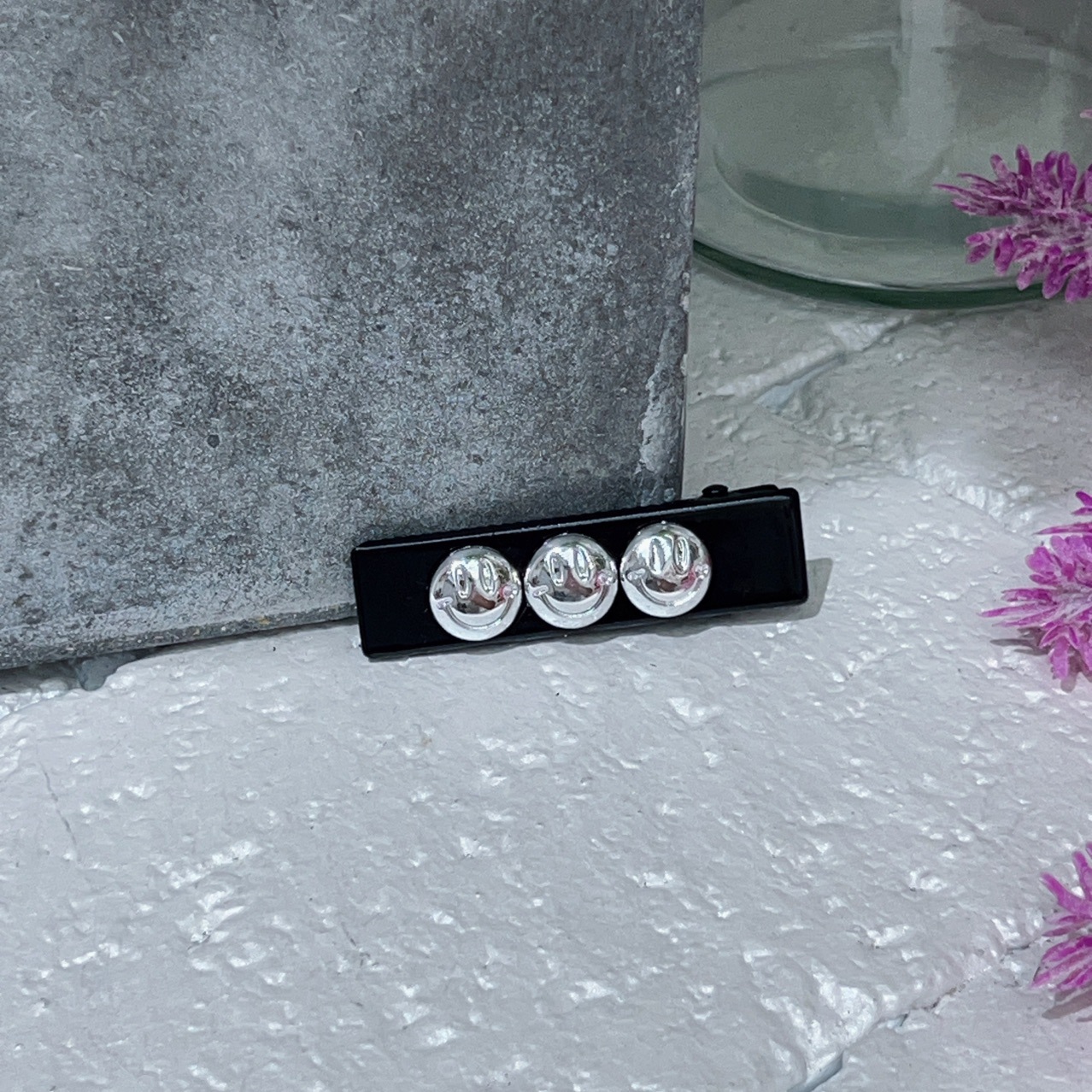 A high-end, French-style black leather hairpin at the back of the head for women details Picture