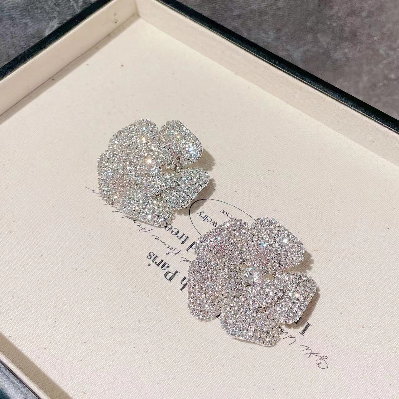 The same style of exaggerated full diamond rose flower welded silver needle earrings as Dongdaemun in South Korea, light luxury and high-end stud earrings