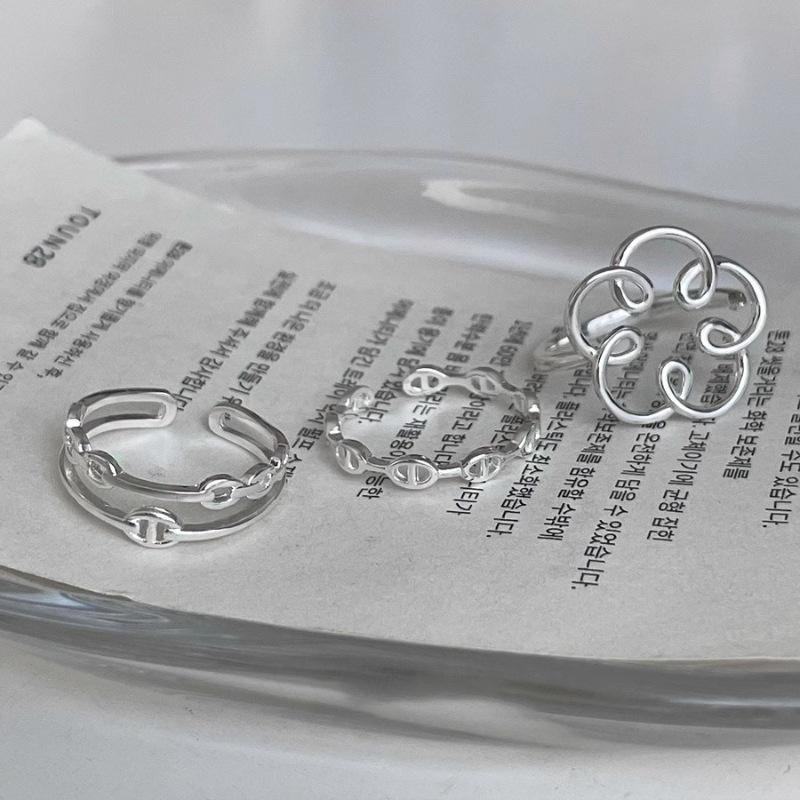 The hollowed-out line large flower pig-nose design ring is a minimalist style for women, fashionable and individual, simple and versatile, and can be stacked as an index finger ring Item Picture