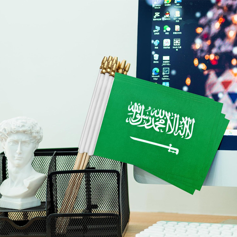 Cross-border Saudi Arabia National Day hand-cranked flag 14*21 polyester Spring Yarn-spun hand-cranked flag with pointed wooden pole Item Picture