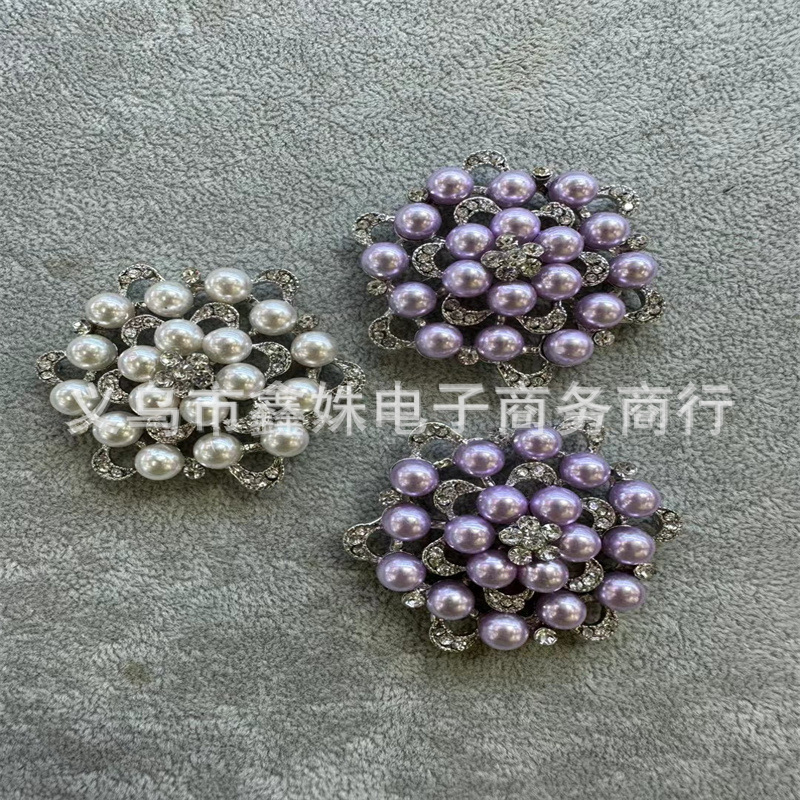 Alloy full diamond rose bouquet brooch, high-end Korean pearl pin, brooch and silk scarf for both purposes Application Scenario