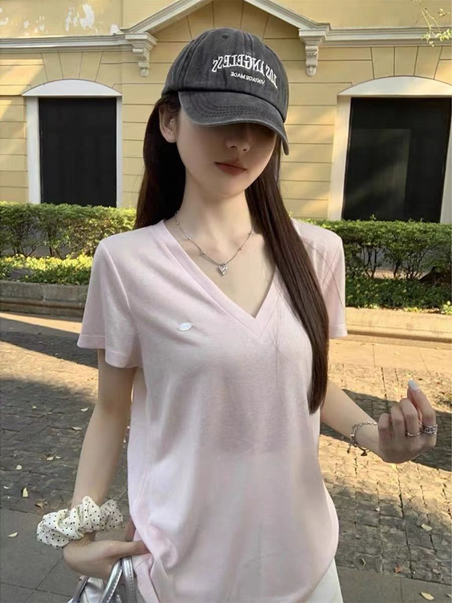 A thin short-sleeved T-shirt with a Korean-style loose V-neck, summer loose BF design sense, pure and chic pink top for women's wear