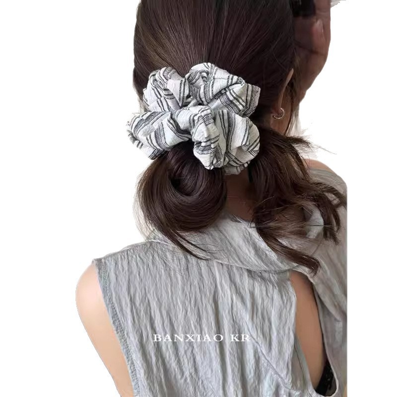 Korean-style gentle large intestine hair band, laid-back ponytail bun, hair tie, elegant floral print ins leather band hair accessory for women Application Scenario