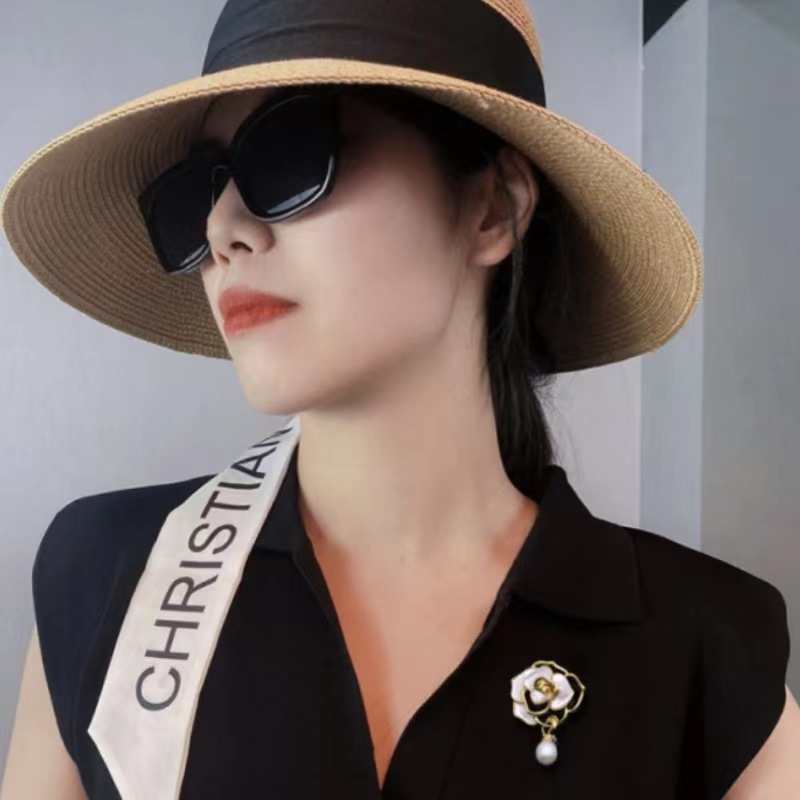 High-end pearl, exquisite, fine, sparkling oil, camellia brooch, pin, Korean-style anti-glare clothing and accessories wholesale Application Scenario