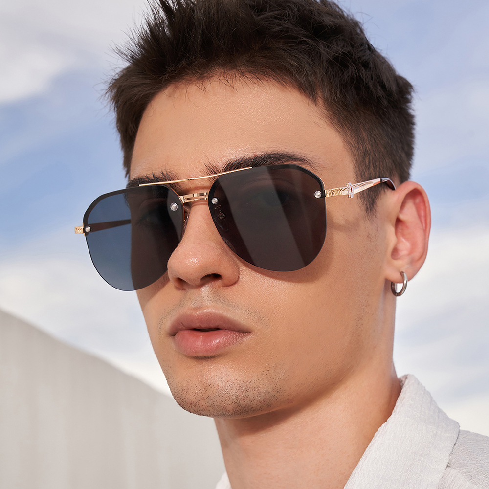 The men's fringed double-beam toad sunglasses exude a sense of sophistication while driving and offer UV protection. The metal frameless sunglasses for women make the face look smaller details Picture