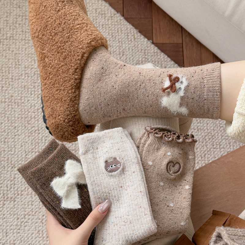 One-piece delivery of woolen socks for women in autumn and winter, trendy mid-calf socks on Instagram, cute Japanese cartoon flocking long socks, button atmosphere, one-piece delivery of women's socks