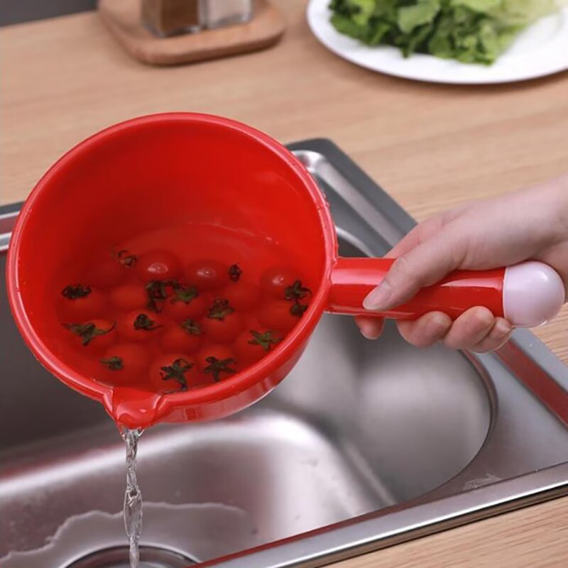 Large red water ladle thickened ladle with handle drifting water ladle long handle 水舀子 with mouth ladle water bowl two yuan wholesale Application Scenario