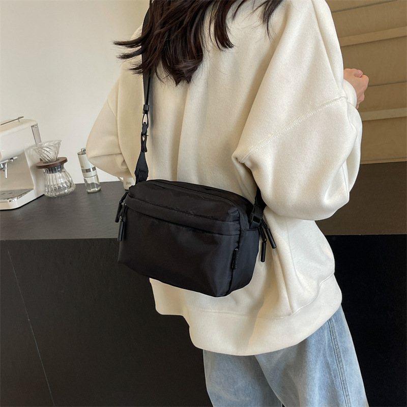 Simple and casual single-shoulder small bag, Oxford fabric style shoulder strap, large capacity crossbody bag, men's and women's commuting bag, women's crossbody bag Application Scenario