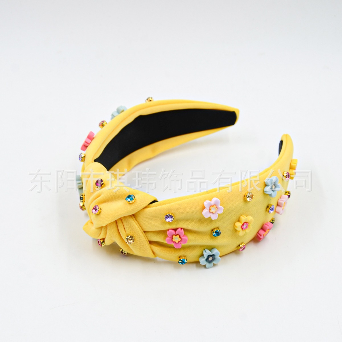 Qiwei Accessories' exclusive cross-border new summer solid-color fabric knotted and stuck small flower mixed color diamond wide edge fashionable and fresh hair band for women Application Scenario