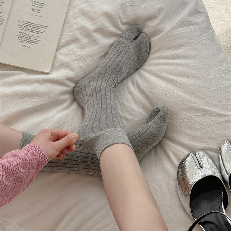 纯色分指猪蹄袜灰色坑条显瘦中筒瑜伽袜夏季薄款二指袜白色分趾