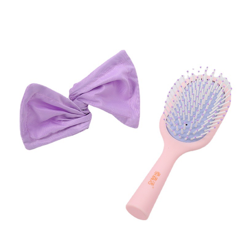 فتاة فتاة جميلة لديها مشط للشعر، فرشاة شعر بلاستيكية Item Picture