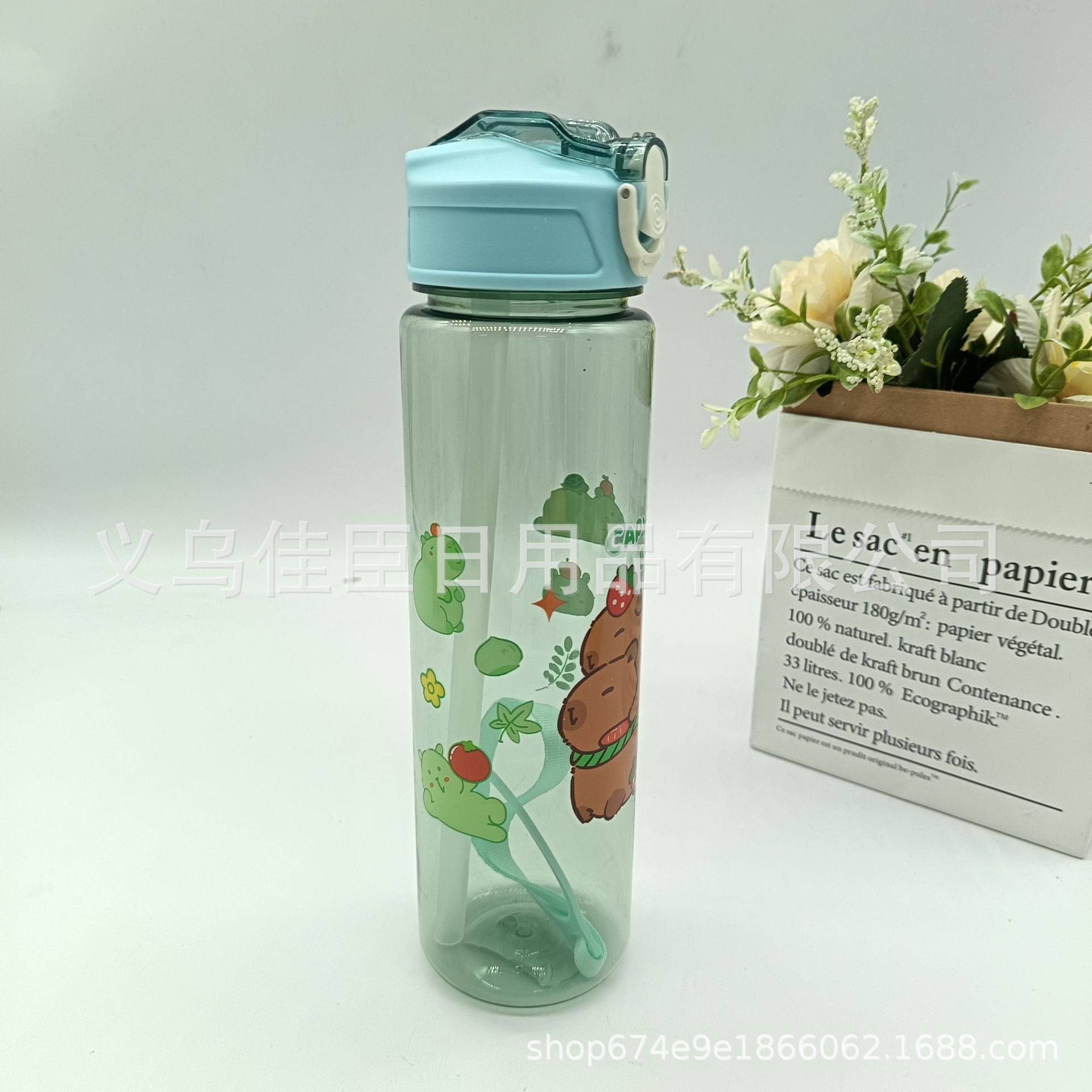 The 900ml transparent Kapibala-patterned children's water cup, student sports water bottle, and portable cup with a handle Specification drawing