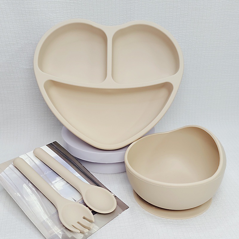 Children's silicone dinner plates, baby products, baby complementary food bowls, forks and spoons, heart-shaped dinner plates, four-piece tableware set in stock full figure