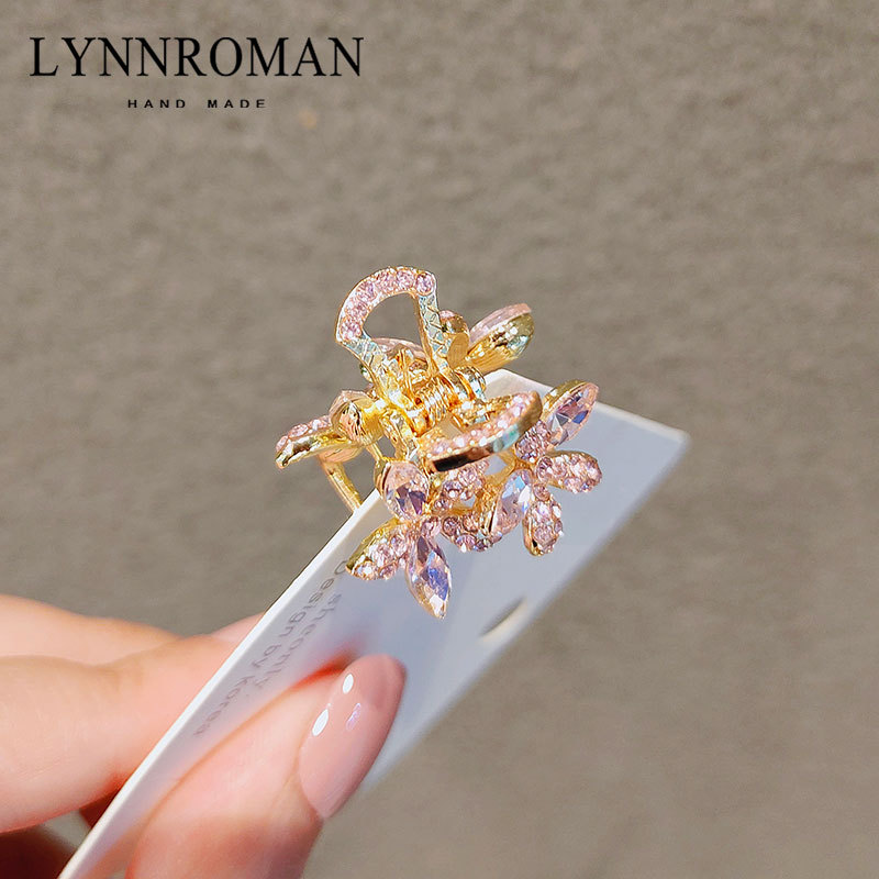 Korean flower-shaped hair clips, crystal imitation hair clips, bangs top clips, forest-style girl side hair clips, and back of the head clips Application Scenario