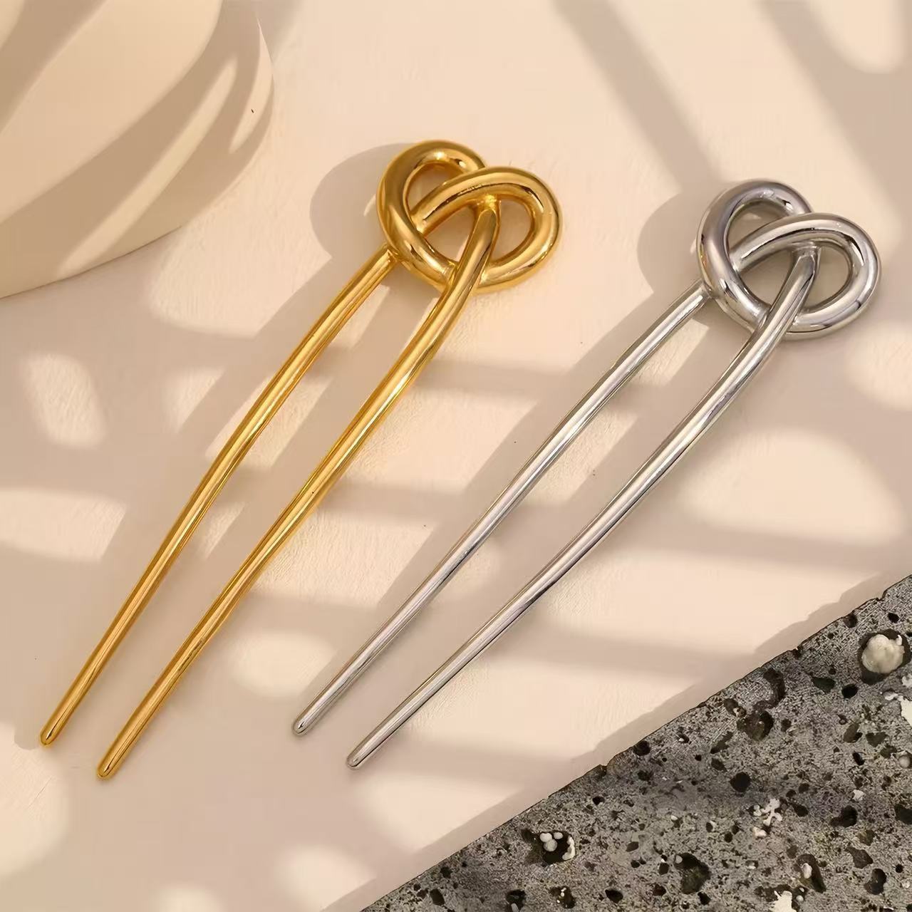 Cross-border European and American creative U-shaped hairpins, high-end metal hairpins, alkali water rope knots, golden surface hair pins, hair accessories and hair clips Application Scenario